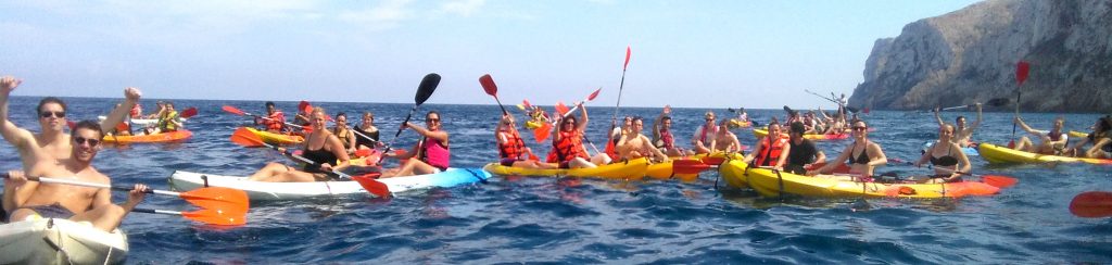 excursión grupal en kayak