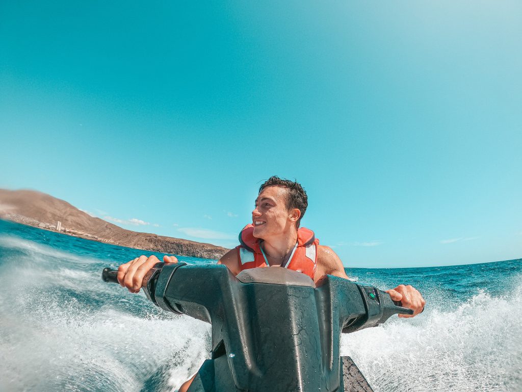 Hombre en moto de agua