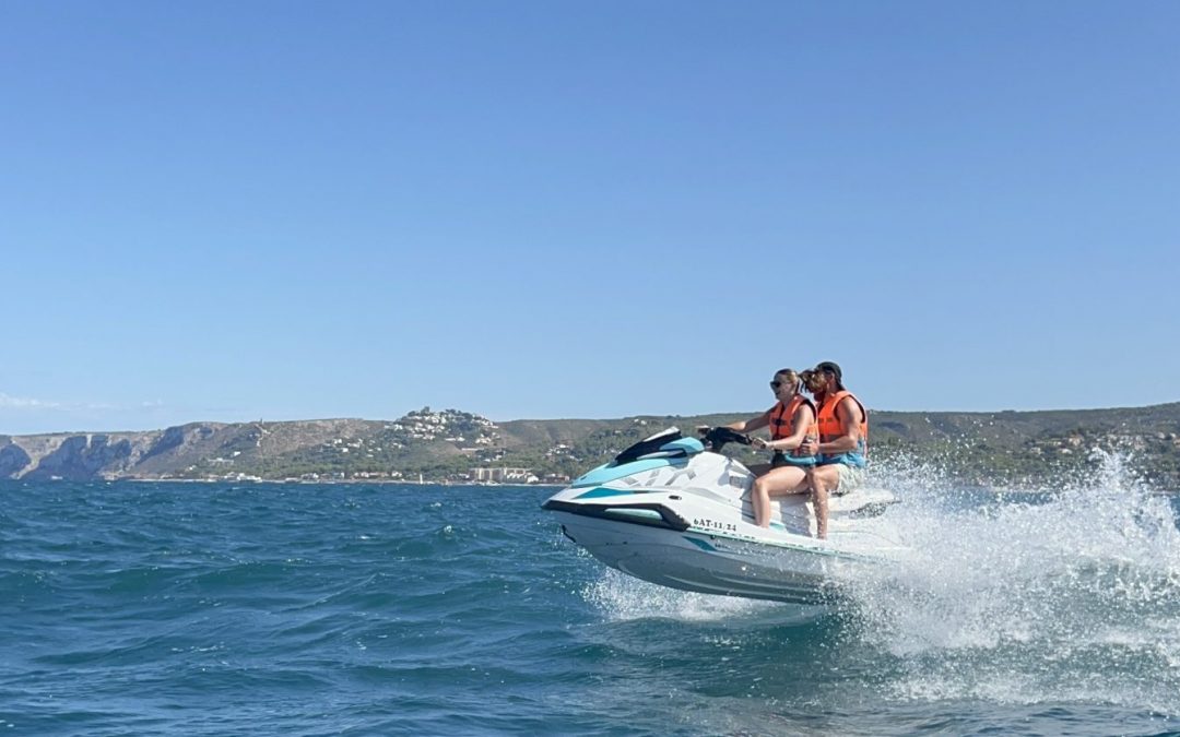 ¿Pueden conducir dos personas una moto de agua durante una excursión?