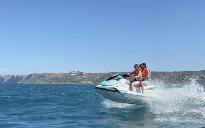 ¿Pueden conducir dos personas una moto de agua durante una excursión?