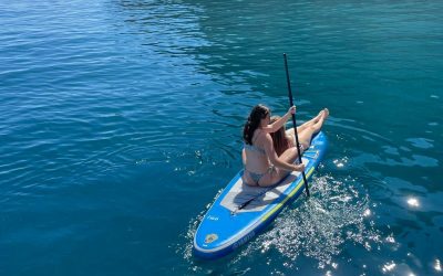 Descubre las playas más bonitas alquilando una tabla de paddle surf en Denia